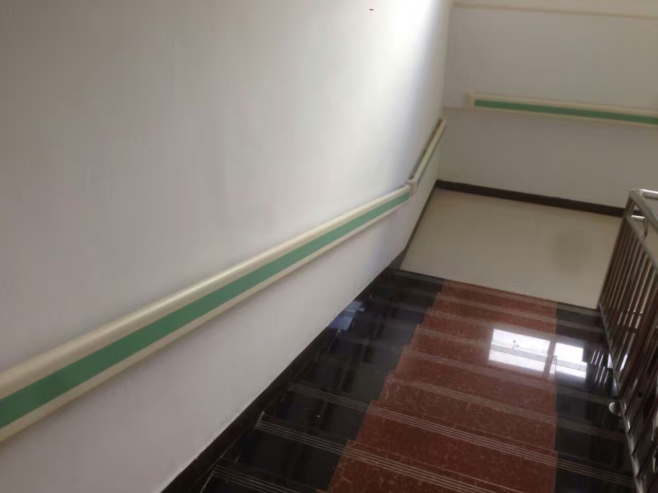 【貴州】鎮寧怡心苑養老中心走廊里的小幫手--PVC防撞扶手