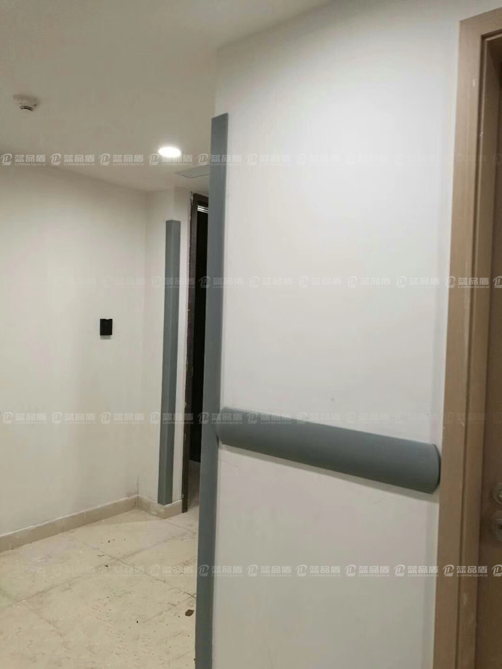 【江蘇】鎮江蘇寧廣場(chǎng)凱悅酒店訂做灰色的PVC護墻板和護角很有質(zhì)感