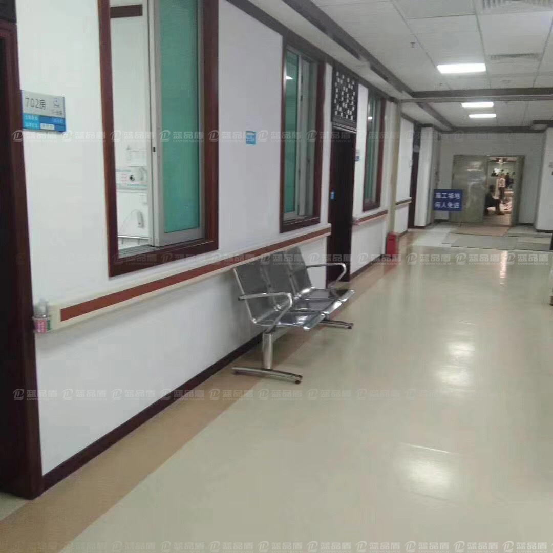 【廣東】梅州人民醫院木紋色的防撞扶手搭配,復古味十足