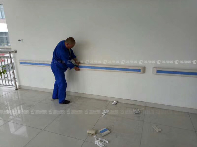 【北京】首都醫科大學(xué)附屬北京安定醫院病房樓里的扶手配套的很齊全哦
