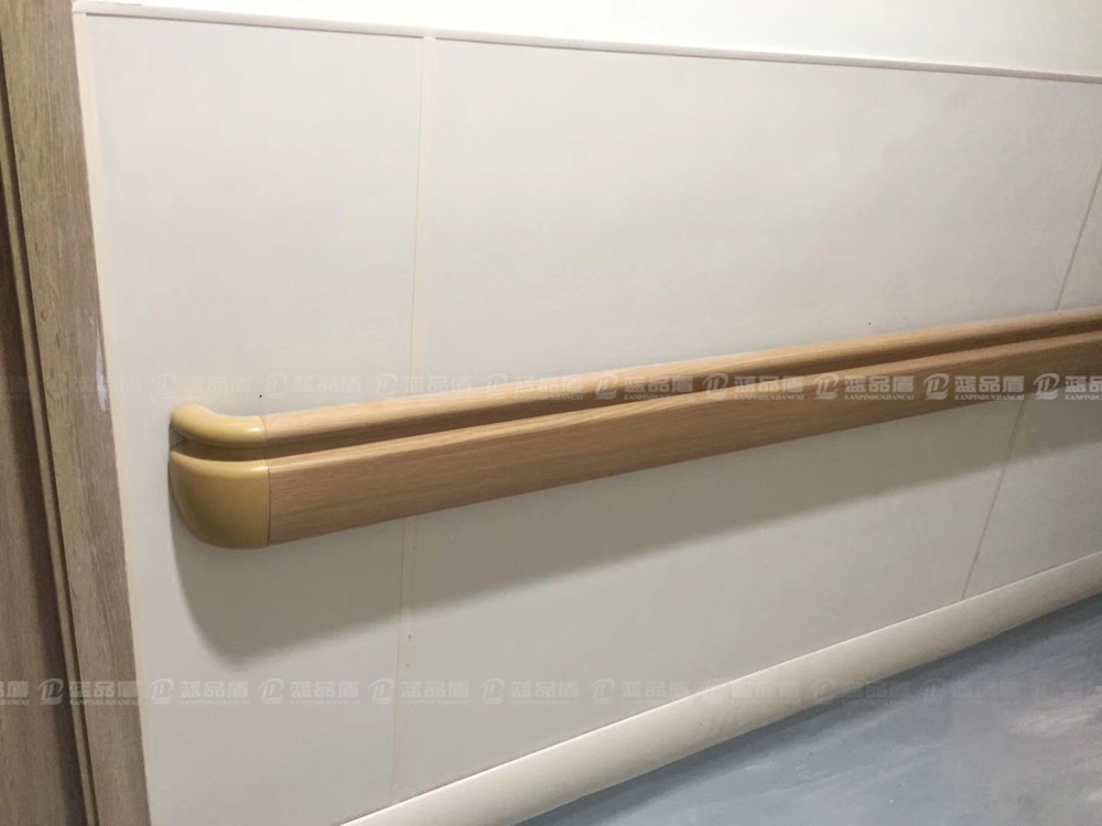 全木紋色的防撞扶手是深圳福田中醫院所選擇的顏色