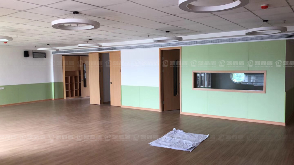 【江蘇】江陰市協(xié)和雙語(yǔ)幼兒園里的樹(shù)脂板,多種顏色搭配亮麗
