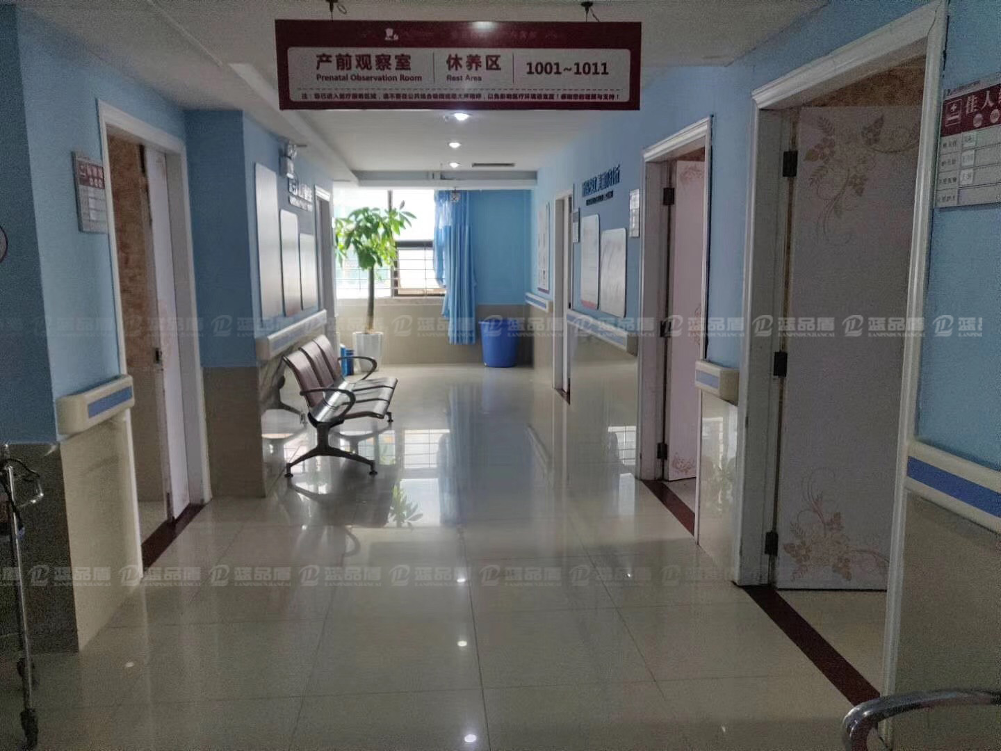湛江和家寶婦產(chǎn)醫院里的走廊扶手,不同顏色搭配不同區域