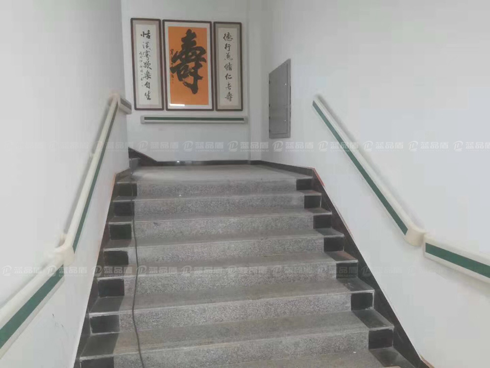 陜西西安甘河鎮圍棋寨幸福院里剛剛完工的PT-140款PVC扶手,來(lái)看看現場(chǎng)安裝圖啦