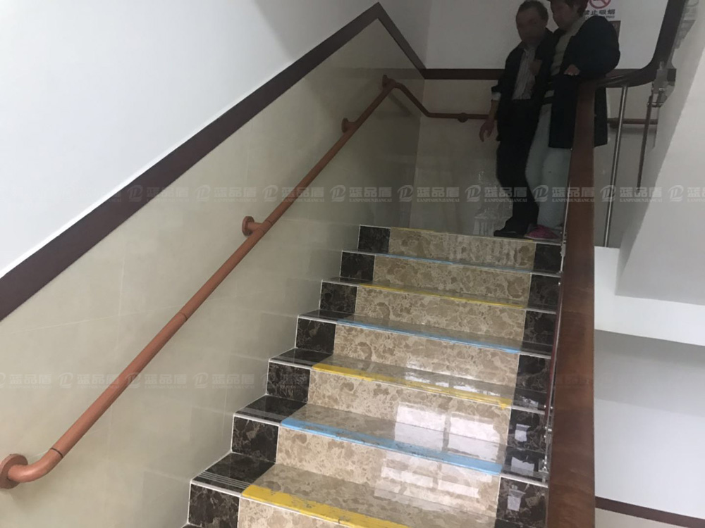 廣東省第二人民醫院白云院區訂做的水轉印木紋色走道扶手